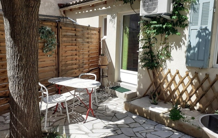 Location de vacances - Studio à Sanary-sur-Mer - Espace privatif extérieur dans la cour
