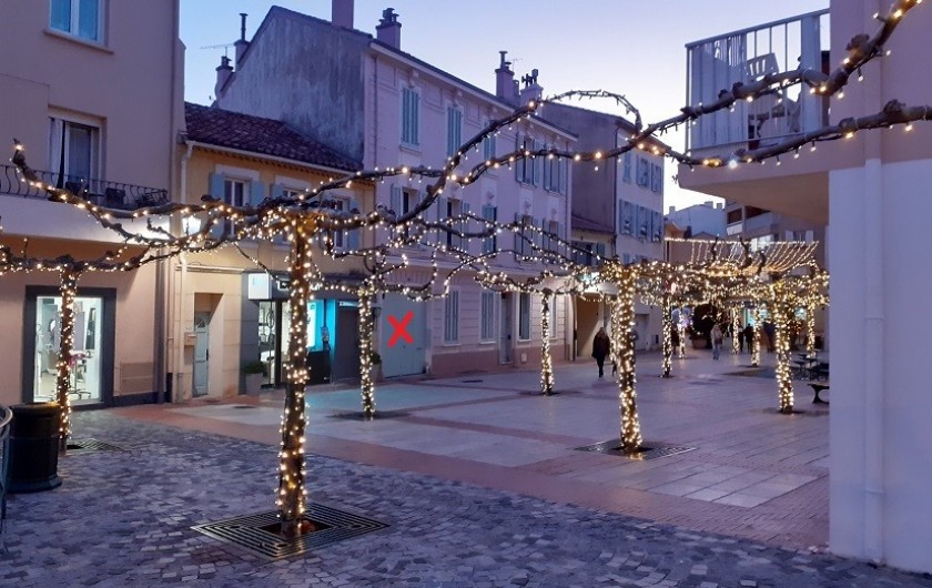Location de vacances - Studio à Sanary-sur-Mer - Entrée de la cour (porte avec la croix rouge)