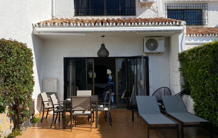 Location de vacances - Villa à Estepona - TERRASSE SUR JARDIN, CHAISES LONGUES, TRANSATS, FAUTEUILS ET TABLE.