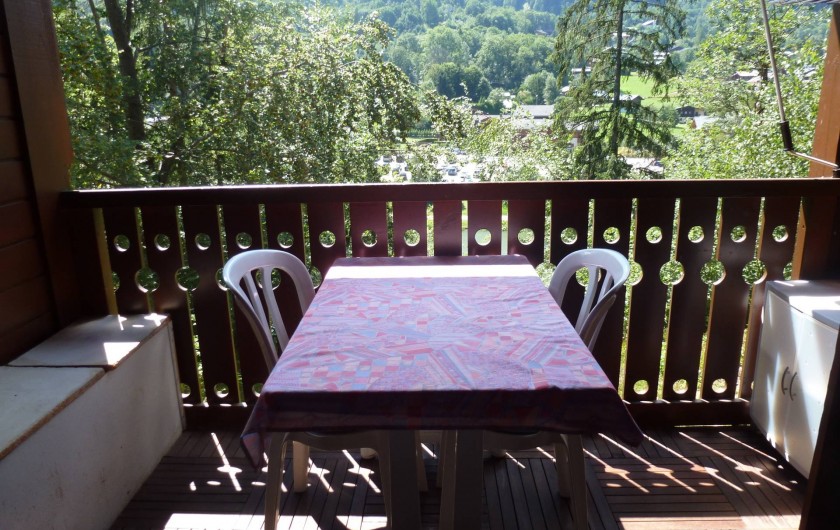 Location de vacances - Appartement à Les Houches - Le balcon vue lac ( store ,transats,rangement)