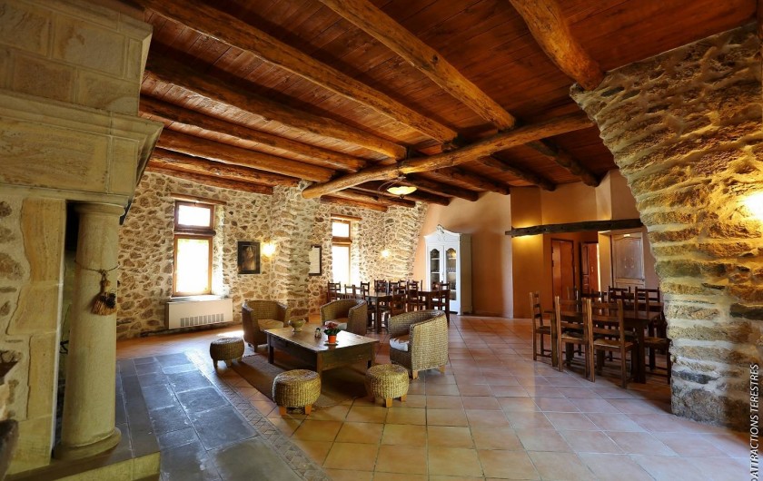 Location de vacances - Gîte à Castanet-le-Haut - La grande salle de 90m² pour la location de 15 personnes