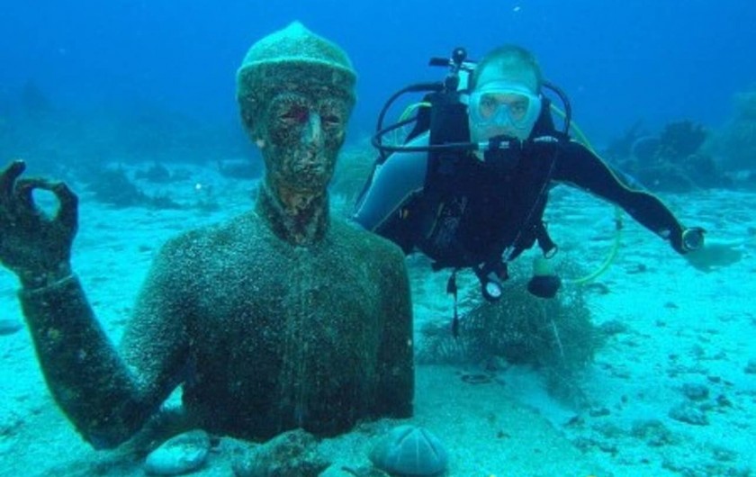 Location de vacances - Villa à Bouillante - BUSTE DU COMMANDANT COUSTEAU DANS LA RESERVE COUSTEAU