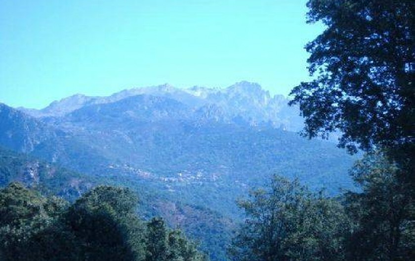 Location de vacances - Appartement à Soccia - vue sur Soccia et son environnement montagneux depuis le col de Sorru