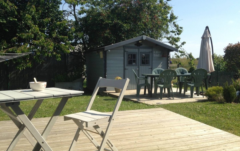 Location de vacances - Maison - Villa à Pluduno - le jardin, un chalet avec barbecue et chaises longues à votre disposition