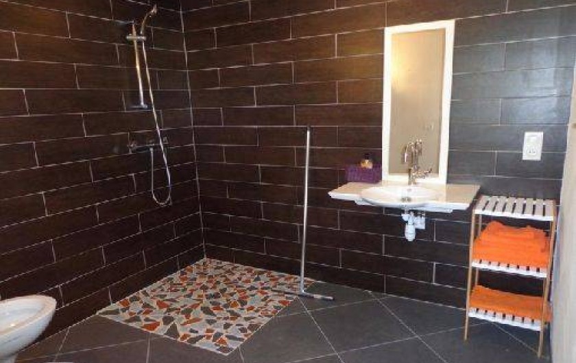 Location de vacances - Villa à Berdoues - Salle de bain RDC, communicante à la chambre 