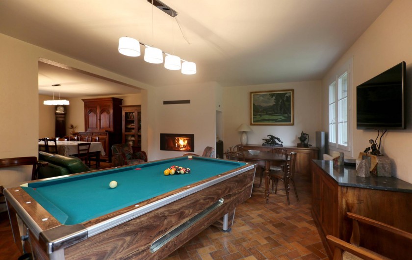 Location de vacances - Gîte à Autun - Cheminée panoramique et Billard Americain