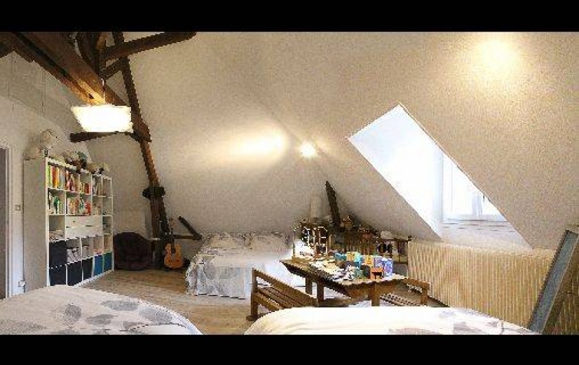 Location de vacances - Gîte à Autun - La chambre mansardée 1er étage 1 lit XL pour 2 p 2 lits pour 1 p 1 lit bébé