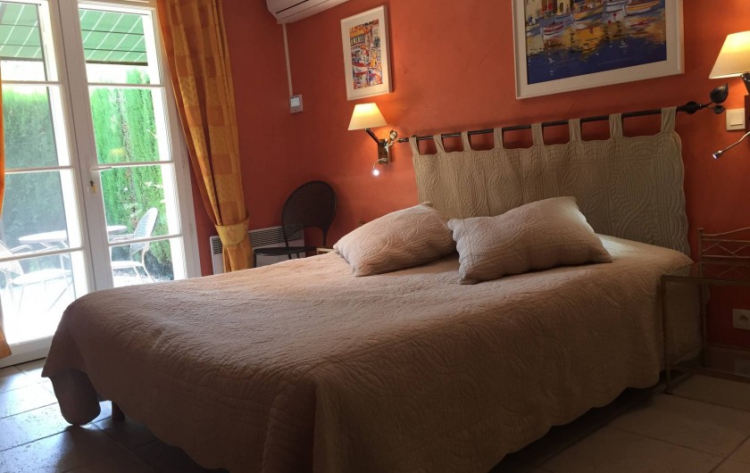 Location de vacances - Villa à Carros - Suite parentale climatisée, salle de bain attenante et terrasses privée