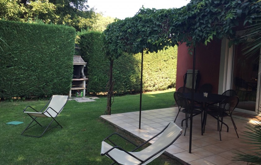 Location de vacances - Villa à Carros - Grand jardin clôturé et son barbecue maçonné