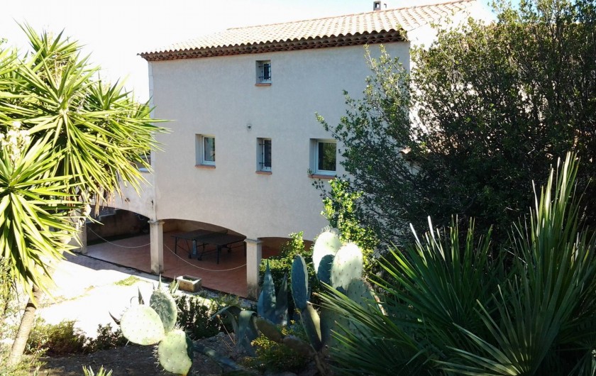 Location de vacances - Villa à Sainte-Maxime - Vue arrière de la villa avec terrasse couverte et parking