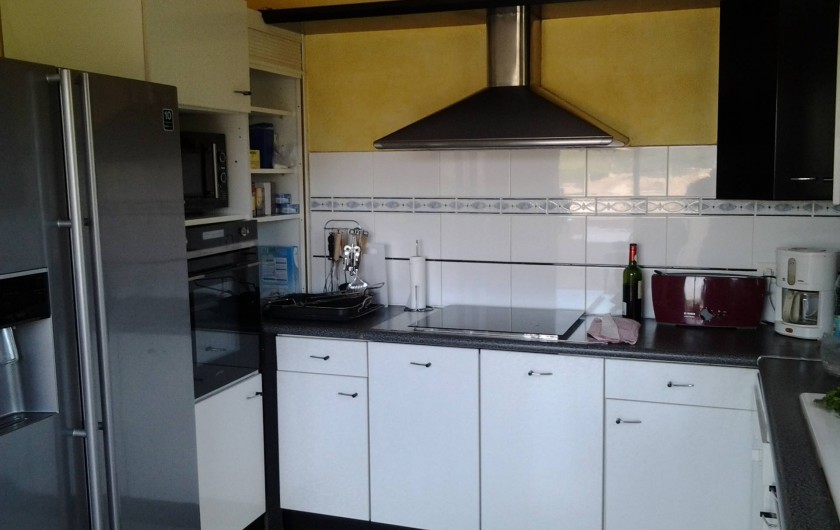 Location de vacances - Villa à Sainte-Maxime - Cuisine équipée avec Frigo américain, table de cuisson , four, MLV