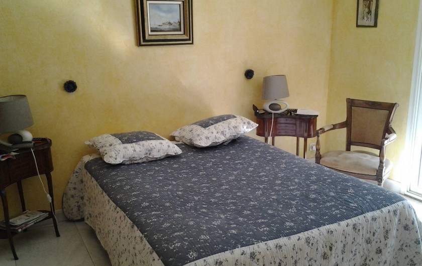 Location de vacances - Villa à Sainte-Maxime - Chambre parentale donnant sur la piscine
