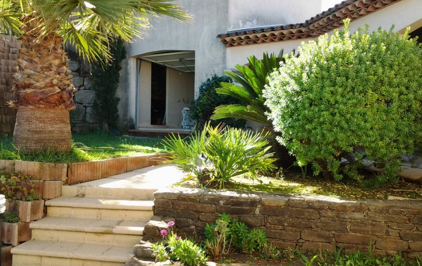 Location de vacances - Villa à Sainte-Maxime - Accès depuis l'arrivée .