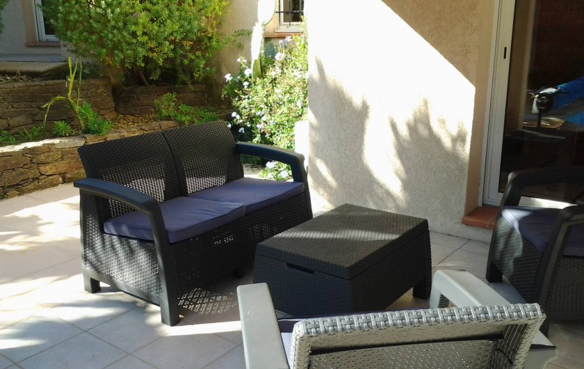 Location de vacances - Villa à Sainte-Maxime - Salon de jardin sur terrasse devant la piscine
