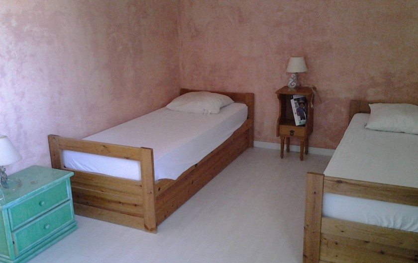 Location de vacances - Villa à Sainte-Maxime - Une des chambres de l'étage.