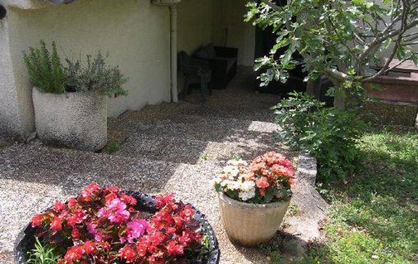 Location de vacances - Gîte à Molières-Cavaillac - l'entrée par l'escalier fleuri
