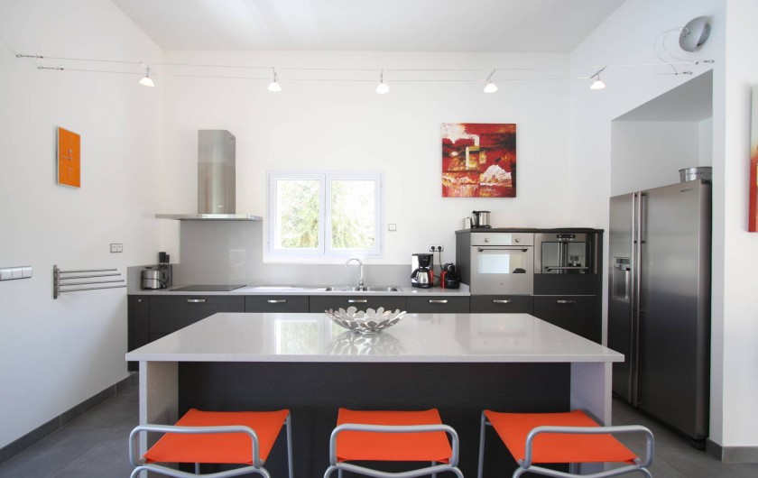 Location de vacances - Villa à Calvi - Cuisine ouverte, entièrement équipée.