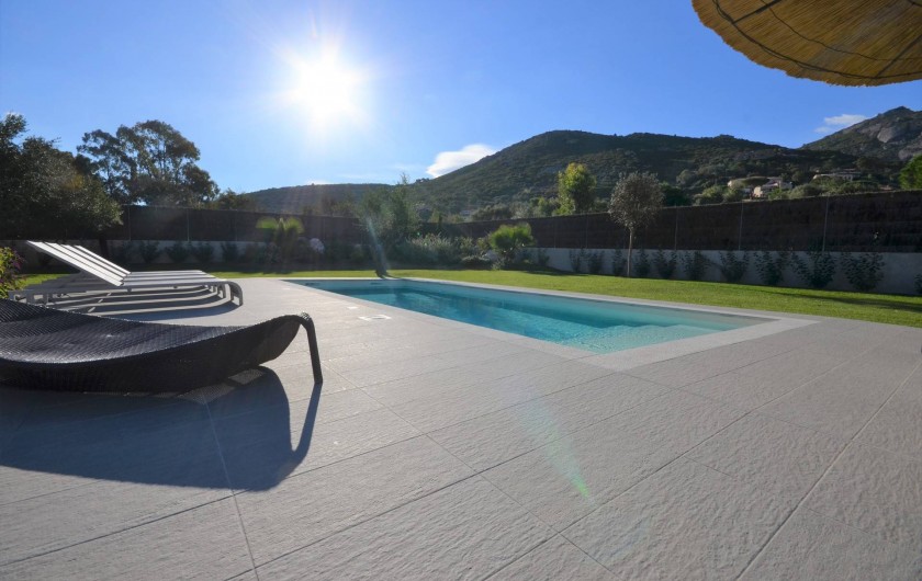 Location de vacances - Villa à Calvi - Votre piscine avec vue sur la montagne et le Capu di a Veta