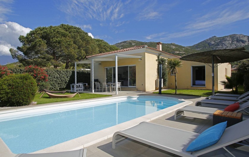 Location de vacances - Villa à Calvi - Villa individuelle avec piscine privée, jardin et parking privatifs