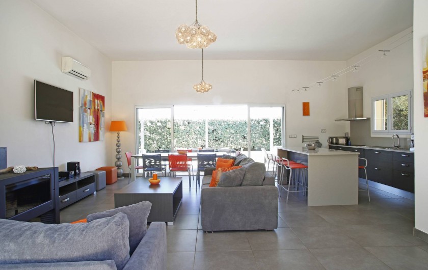 Location de vacances - Villa à Calvi - Salon - Cuisine avec vue sur votre piscine