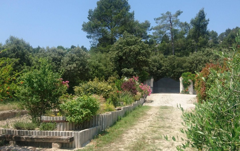 Location de vacances - Gîte à Orgon - Vers sortie et parking...