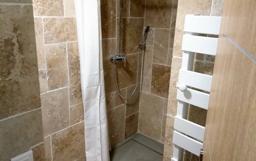 Location de vacances - Gîte à Orgon - Salle de bain en travertin