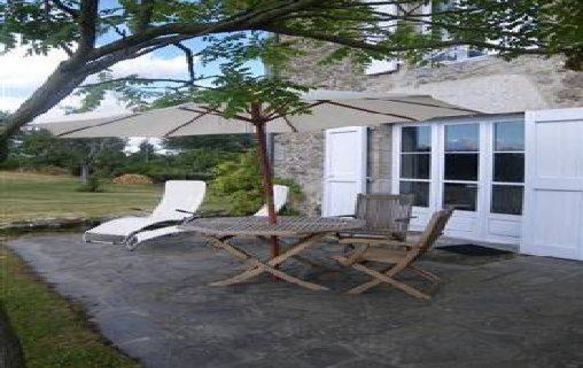 Location de vacances - Chambre d'hôtes à Marcolès - Partie de la terrasse qui est privative de la chambre du Peintre
