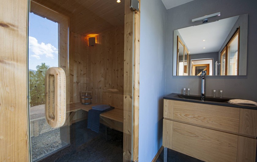 Location de vacances - Chalet à Muhlbach-sur-Munster - Espace sauna , douche à l'italienne, lavabo