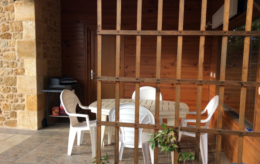 Location de vacances - Maison - Villa à Siorac-en-Périgord - Appenti et au fond la porte donnant sur la chambre supplémentaire