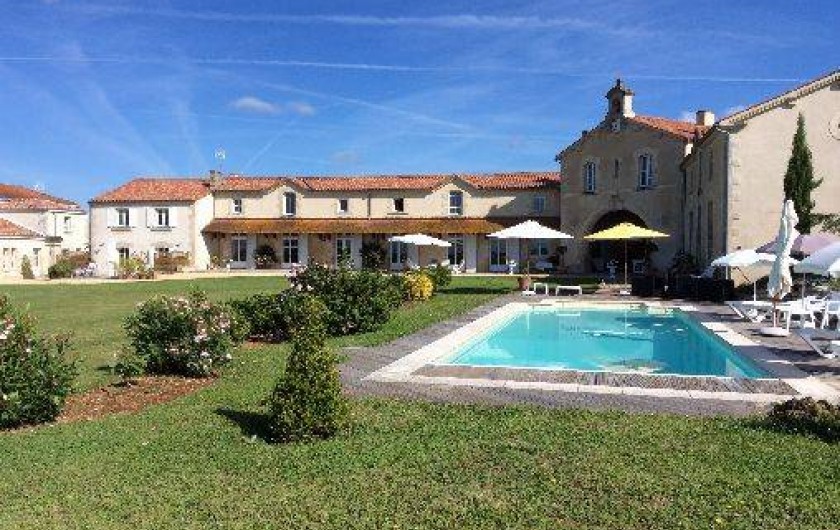 Location de vacances - Gîte à Nieul-sur-l'Autise - Les Ecuries du Château vue du parc