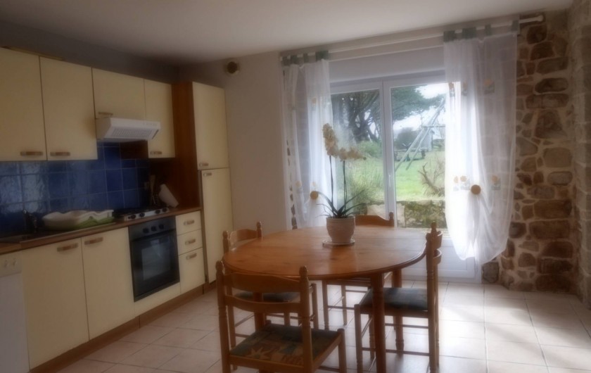 Location de vacances - Gîte à Erdeven - cuisine aménagée et équipée accedant sur terrasse et jardin clos