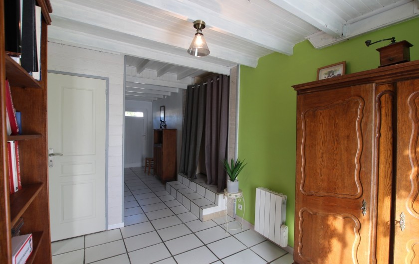 Location de vacances - Appartement à Yvetot-Bocage - COULOIR  TOILETTES  BIBLIOTHEQUE