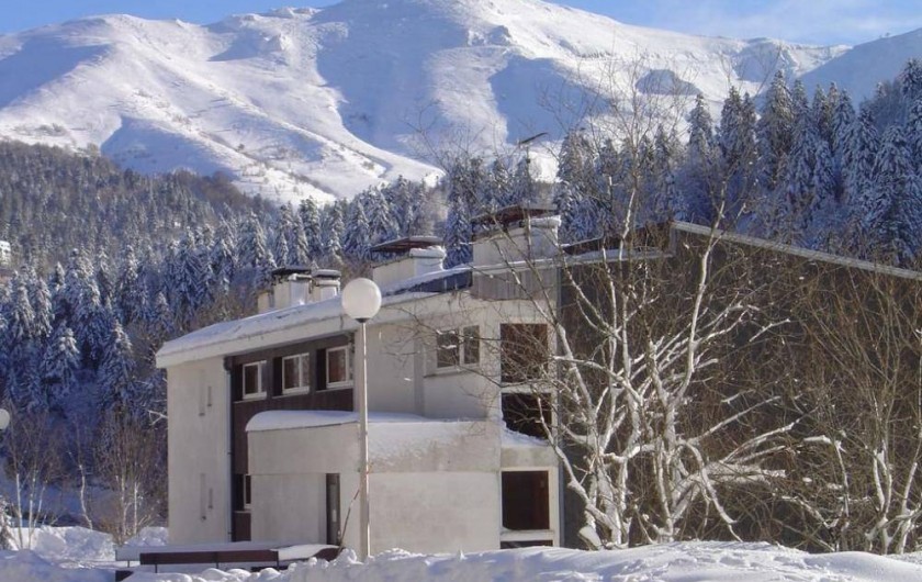 Location de vacances - Studio à Le Lioran - l'immeuble en decembre