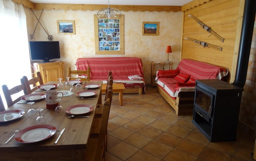 Location de vacances - Appartement à La Toussuire - salle de séjour spacieuse avec foyer pour d éventuelles flambées