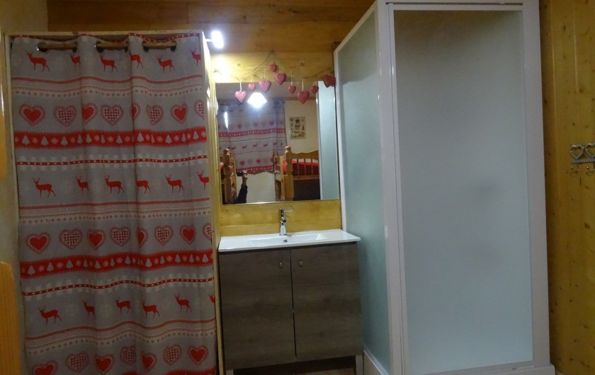 Location de vacances - Appartement à La Toussuire - espace douche , lavabo,rangements dans la seconde chambre
