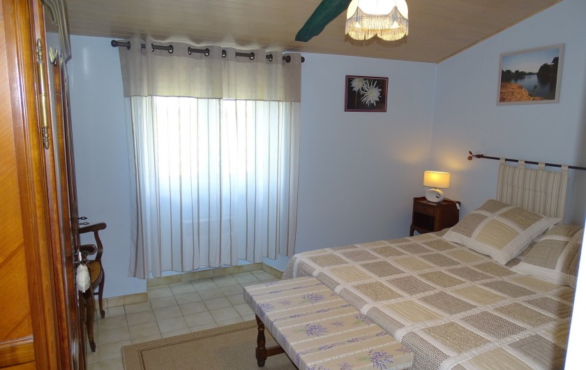 Location de vacances - Villa à Saint-Étienne-de-Fougères - Chambre bleue 13 m²