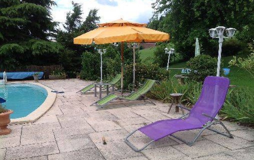 Location de vacances - Villa à Annecy - Piscine avec chaises longues et parasol