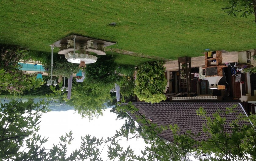 Location de vacances - Villa à Annecy - Vue jardin  de ma villa avec barbecue - table en pierre et la piscine