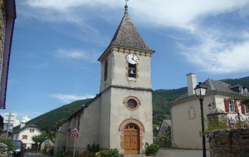 L'église du village, cloches du 17eme, autel bois doré du 16eme