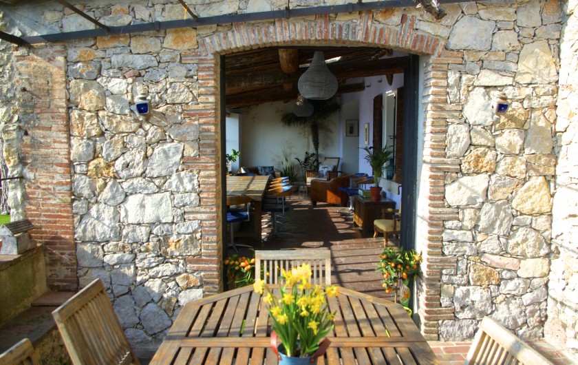 Location de vacances - Villa à Sanary-sur-Mer - Terrasse ombragée par de la vigne devant la maison