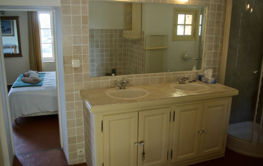 Location de vacances - Villa à Sanary-sur-Mer - et sa salle de bain attenante en marbre et tomettes au sol