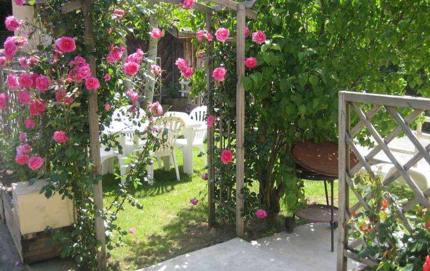 Location de vacances - Appartement à Cransac - Jardinet fleuri