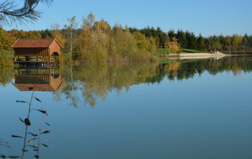 Location de vacances - Gîte à Varennes-Changy - L'étang et l'abri à bateau