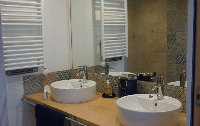 Location de vacances - Maison - Villa à Azincourt - Salle de bain 1 au rez-de-chaussée, 2 vasques, 1 douche à l'italienne et un wc