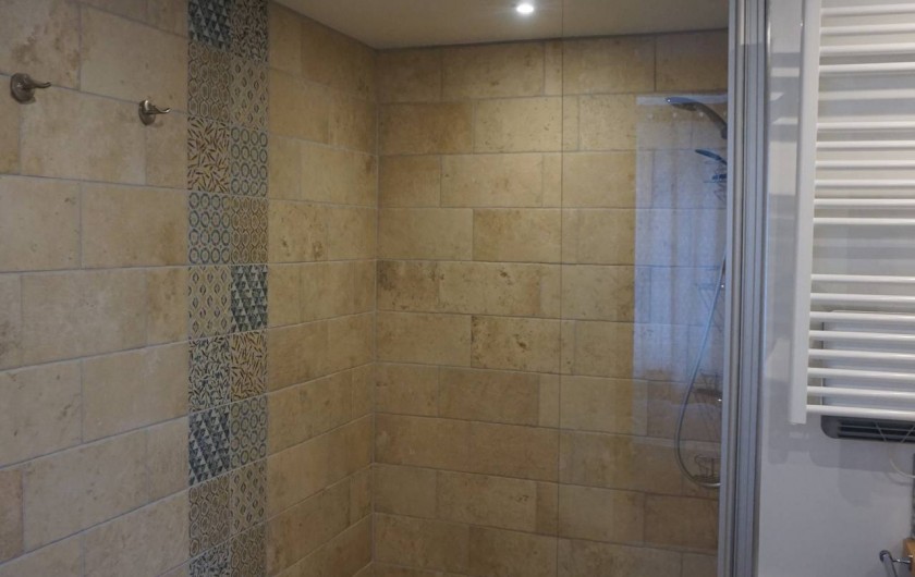 Location de vacances - Maison - Villa à Azincourt - salle de bain 1 - vasques, douche italienne et WC accès handicapé