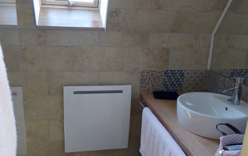 Location de vacances - Maison - Villa à Azincourt - Salle de bain 2 - 1er étage - 1 vasque et 1 douche à l'italienne.