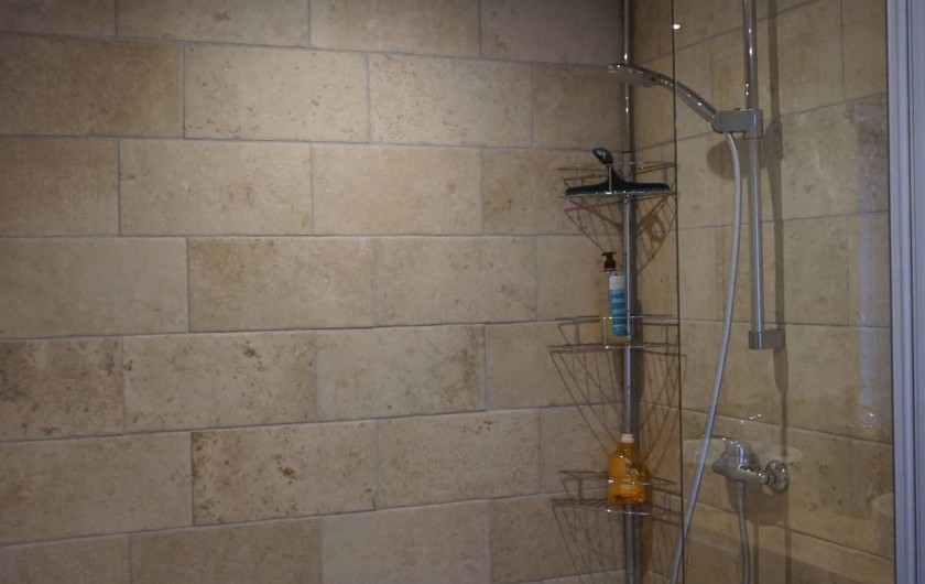 Location de vacances - Maison - Villa à Azincourt - salle de bain 1 - vasques, douche italienne et WC accès handicapé