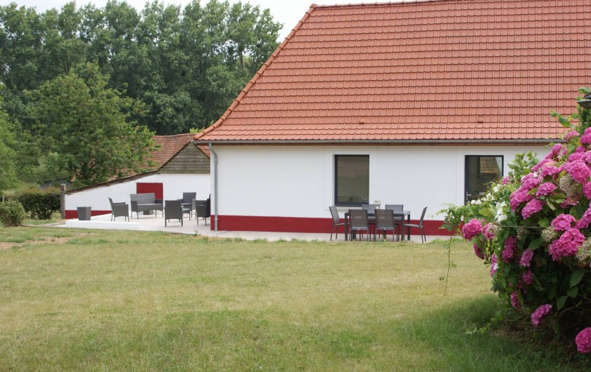 Location de vacances - Maison - Villa à Azincourt - Vue de la maison depuis le jardin (clos)