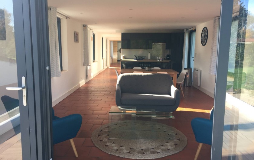 Location de vacances - Maison - Villa à Azincourt - Vue depuis la terrasse - salon, salle à manger cuisine, couloir