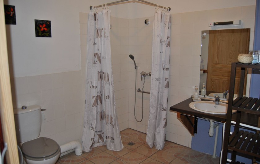Location de vacances - Chambre d'hôtes à Saint-Avit-Sénieur - Salle de bain les violettes